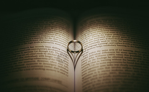 结婚贺卡创意戒指与爱心背景