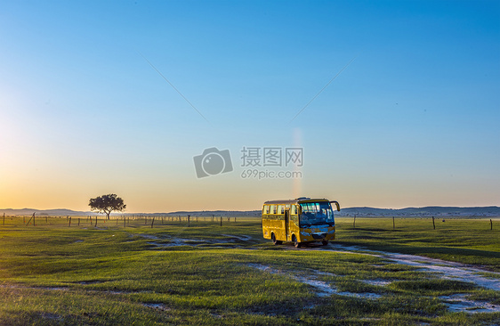 草原上的落日与汽车图片