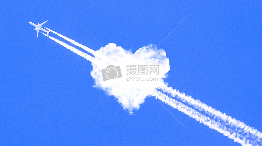 穿过爱心云的喷气式飞机图片
