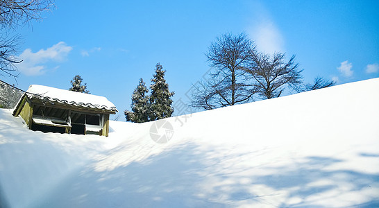 小寒冷雪山上的小屋背景