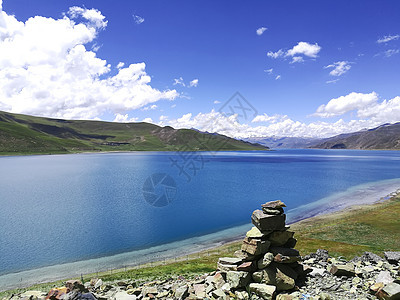 平静的湖水背景图片