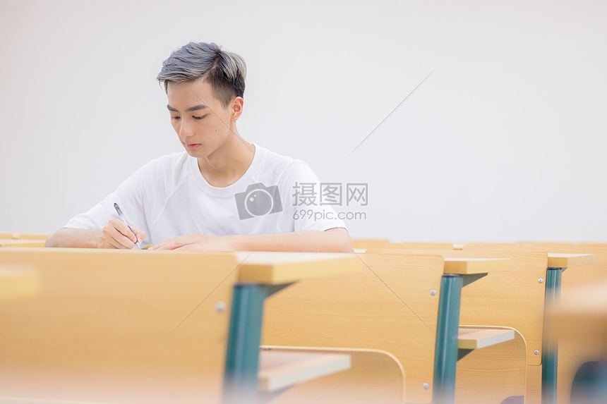 教室里认真做作业的同学图片