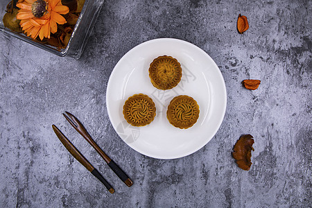 八月你好传统中秋佳节中式美食烘焙点心豆沙馅料月饼背景