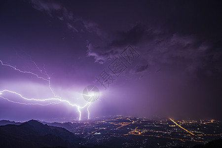 夜山夜空中的闪电背景