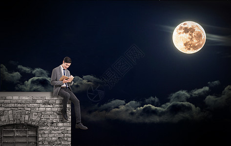 男人看书月光下读书设计图片