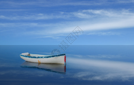 清澈海水一叶小舟蓝天白云大海风景背景