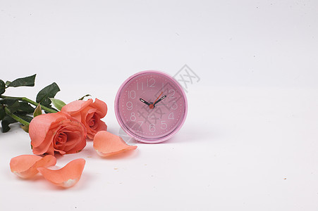 粉色闹钟和玫瑰花图片