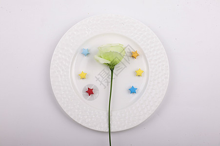 餐盘里有鲜花背景图片