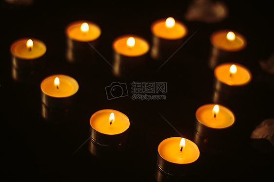 祈福祈祷的蜡烛