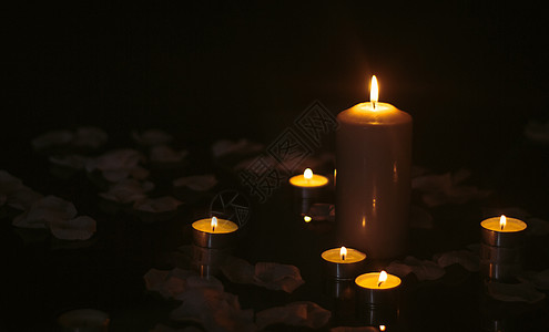 祈福祝福蜡烛蜡烛与花瓣背景