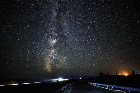 高速公路下星光高速路下的银河系背景