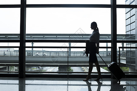 航空网络商务女性在机场准备出发背景