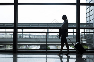 商务女性在机场准备出发图片