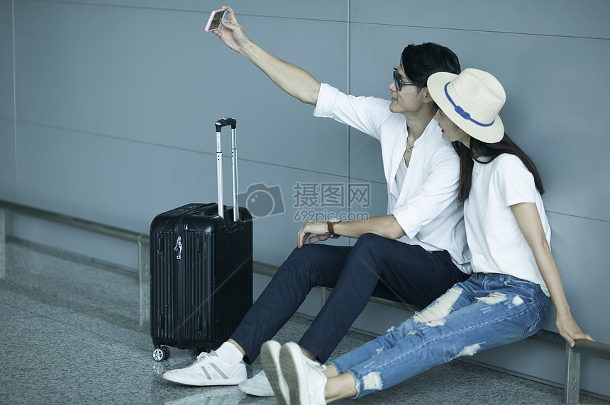 男女情侣在机场准备出发图片