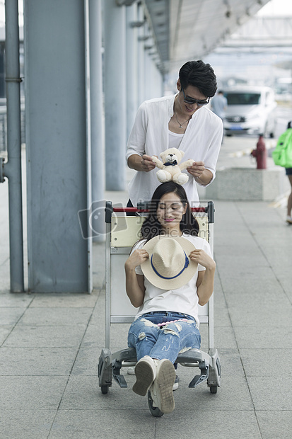 男女情侣在机场准备出发图片