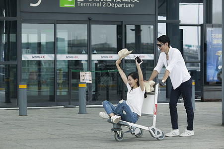 旅游准备男女情侣在机场准备出发背景