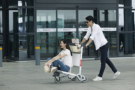 旅游准备男女情侣在机场准备出发背景