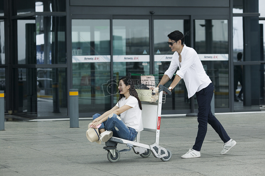 男女情侣在机场准备出发图片