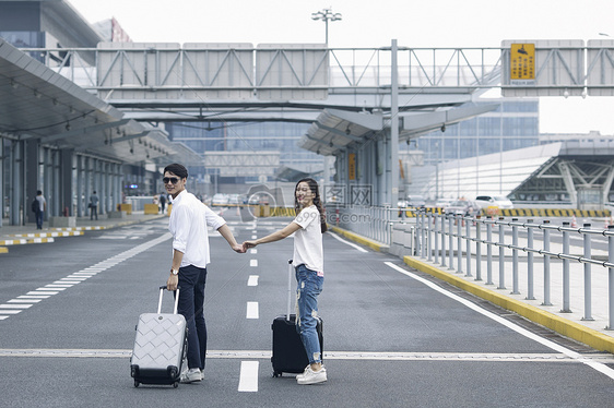 男女情侣准备旅行出发图片