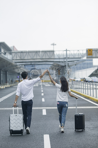 男女情侣准备旅行出发图片