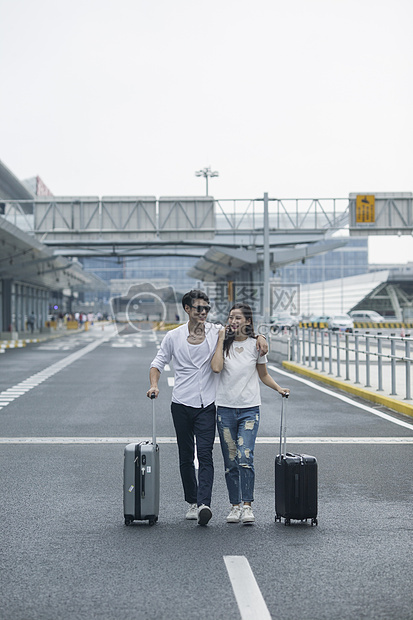 男女情侣准备旅行出发图片