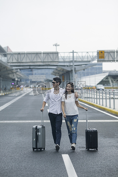 男女情侣准备旅行出发图片