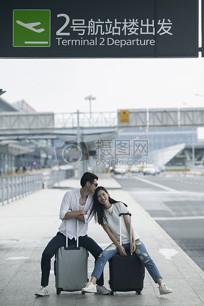 男女情侣在2号航站楼出发地准备旅行图片