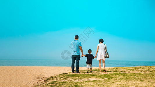 亲子海边海边幸福的一家人背景