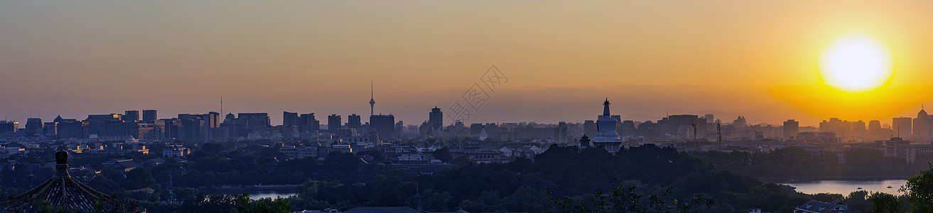 公园景黄昏的城市背景