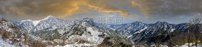 冬天白雪覆盖的山峰全景图片