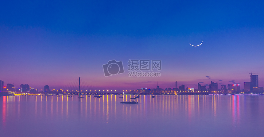 一轮弯月照三桥城市夜景晚霞风光图片