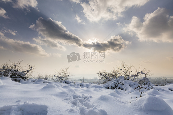 雪地上的阳光云彩图片