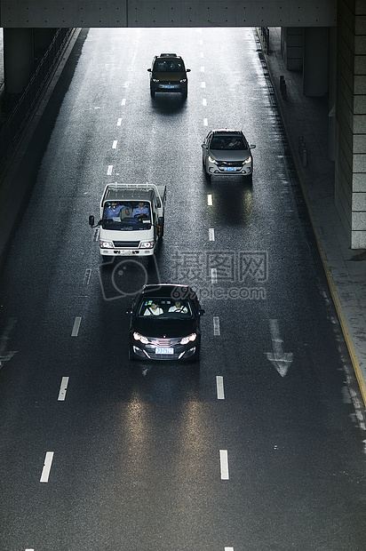 道路通道里车水马龙图片