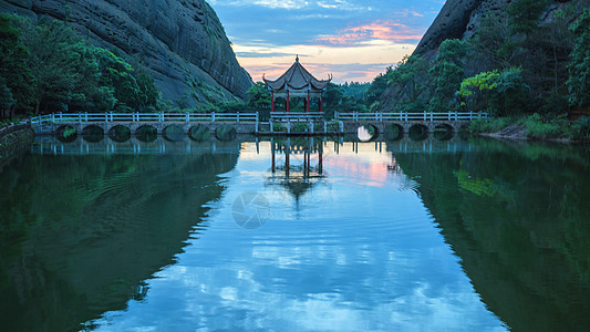 江西圭峰山风景区中的凉亭背景图片