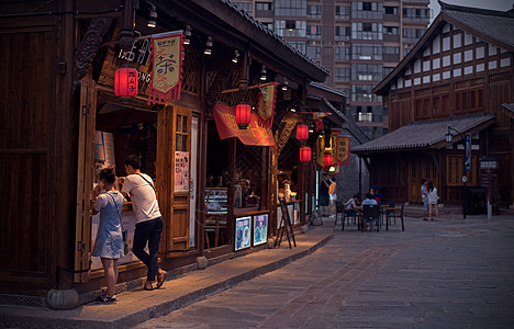 夜幕前的仿古街道背景图片