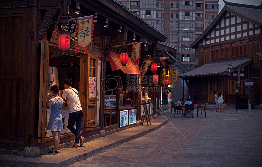 夜幕前的仿古街道图片