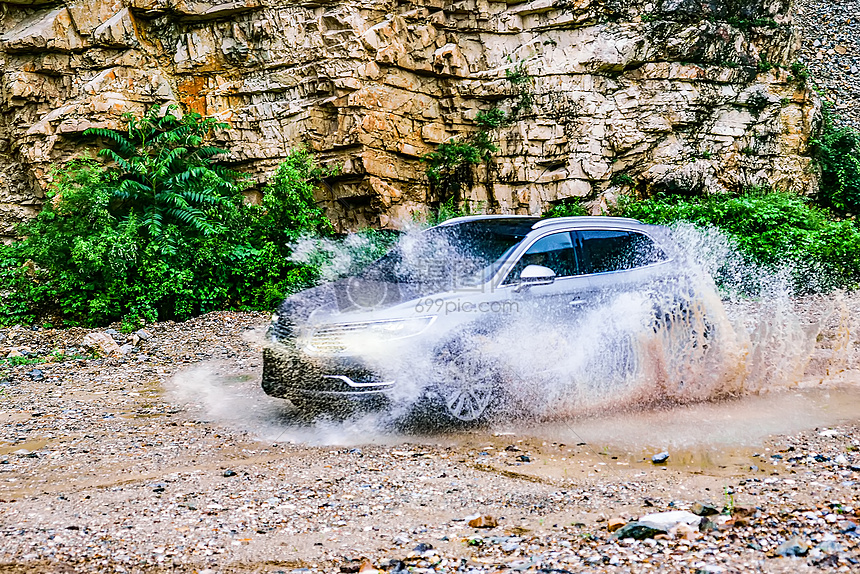 泥水四溅的户外汽车图片