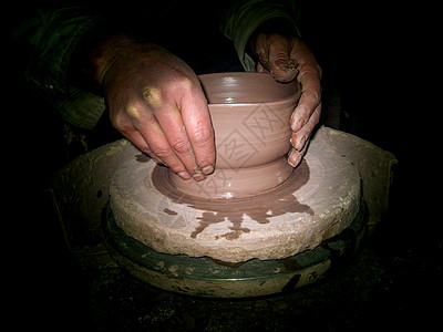 盘载陶瓷制作背景