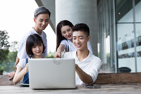 校园情侣一起交流学习的学生同学背景