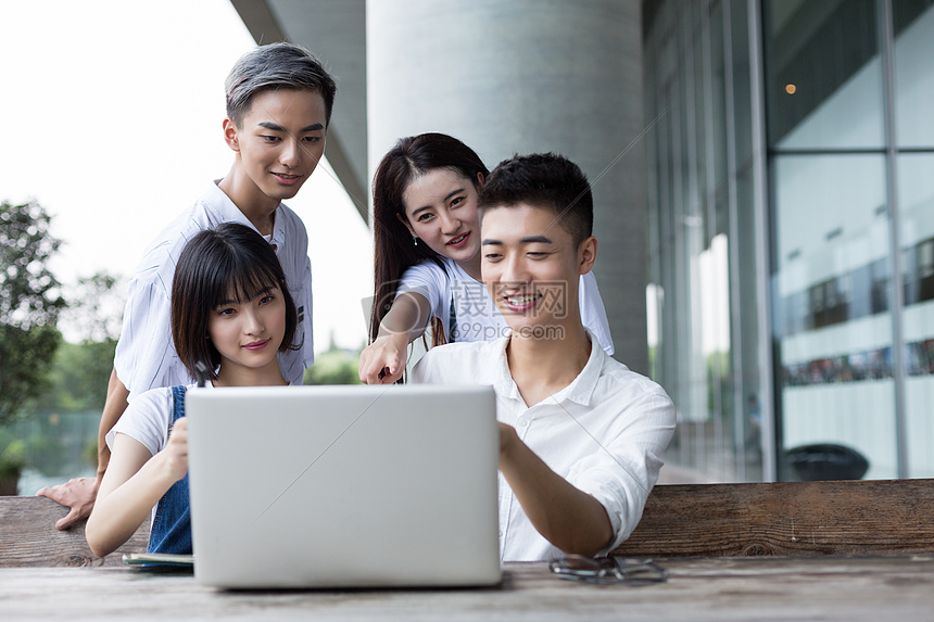 一起交流学习的学生同学