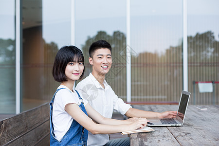 同学相互学习交流背景图片