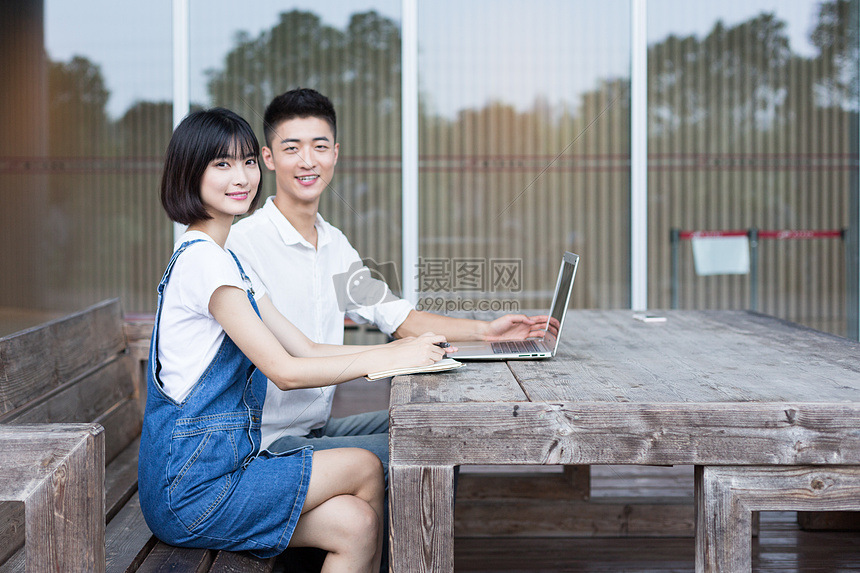 同学相互学习交流图片