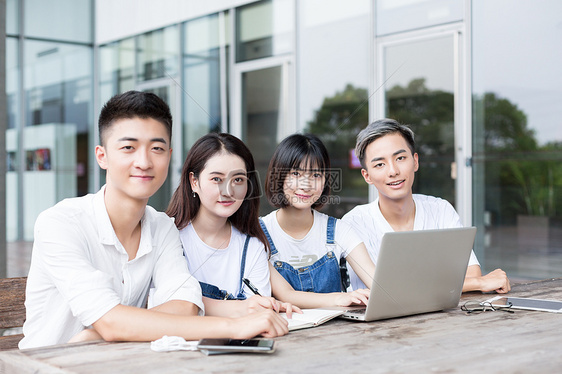 一起讨论学习的大学同学图片