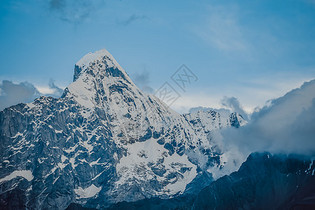 四姑娘山幺妹峰雪景图片