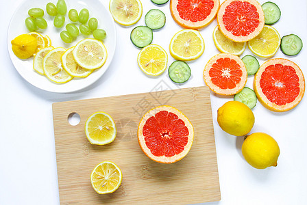 夏季水果大集合砧板上的柠檬西柚黄瓜片夏季水果静物素材背景