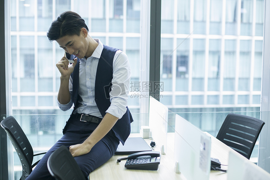 商务楼里商务男士在休闲办公图片