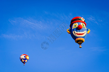 玩球小丑加拿大小镇的热气球节背景
