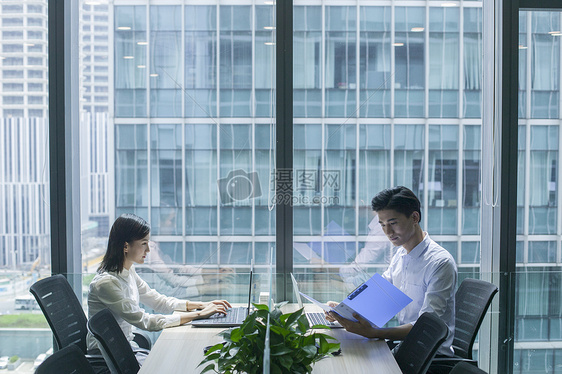 商务楼里商务人士在办公上班图片