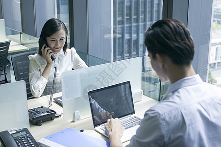 办公室里商务女士在接电话图片