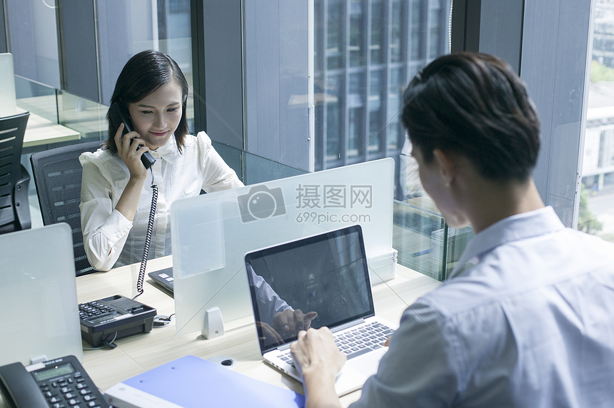 办公室里商务女士在接电话